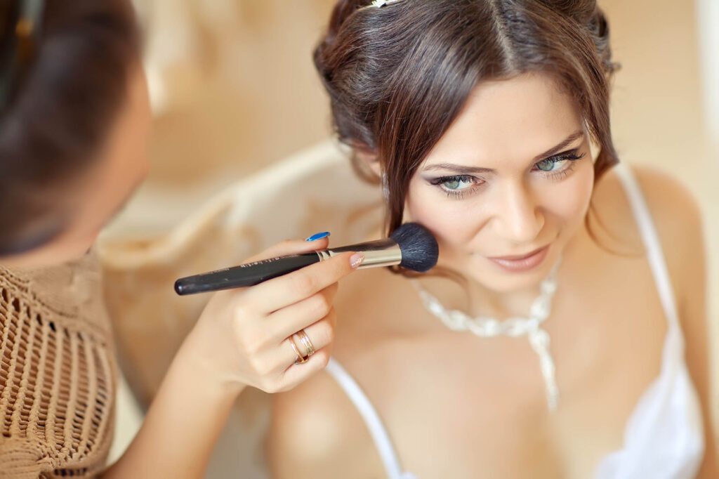 Stylist makes makeup
